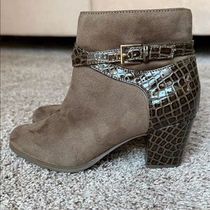 NWT east5th Taupe Ankle Boots with Crocodile Texture